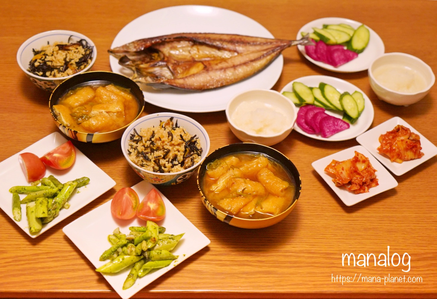 ひじきの玄米炊き込みご飯と 鯖の開きの和食晩ごはんに 牛肉と小松菜のチャプチェのお昼ごはん Manalog